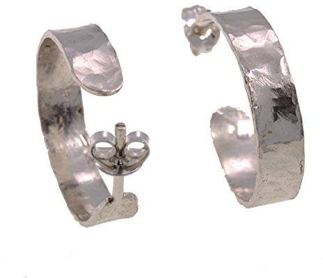 Klobige Creolen mit postoffenen Creolen aus halbem Sterlingsilber für Damen - Huggie Creolen, gehämmert, breit, 5 mm