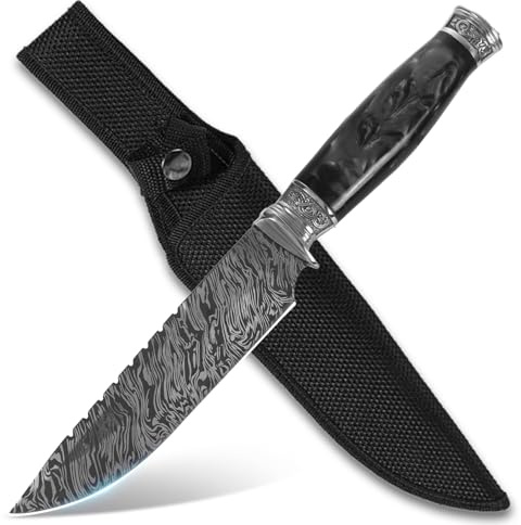 GER-SABER Outdoor Messer 32cm – Clip-Point Klinge mit Damast-Optik und Sägezahn-Rücken, Verzierter Handschutz, Rinderhorn-Griff, Mysteriöser Robuster Begleiter (Nibelungen Damast)