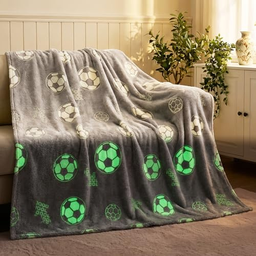 YPLANGENT Kuscheldecke Kinder Fußball Leuchtet im Dunkeln Flauschige Decke 130×150 für Jungen, Nachtlicht Sofaüberwurf mit Glüh-Effekt Geschenk für Kinderzimmer, Bettwäsche oder Sofadecke