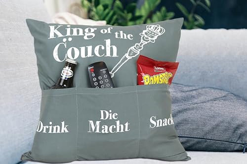 KAMACA Originelles Dekokissen Kissen mit 3 Taschen zum selber Befüllen Größe 43x43 cm tolles Geschenk für EIN gelungenen Sofaabend Filmabend (King of The Couch)
