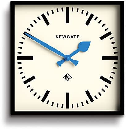NEWGATE® Number Five wanduhr | Quadratische Retro inspiriert Moderne bahnhofsuhr | 40cm | Schwarz mit blauen zeigern | Mid Century Stil für küche, Wohnzimmer oder büro