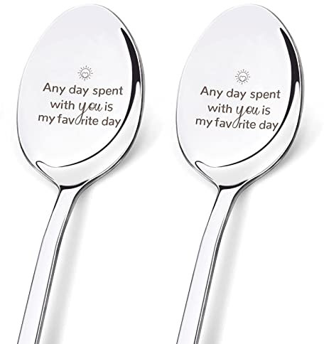 GLOBLELAND 2 Pz Cucchiai in acciaio inossidabile Inciso al Solido liscio con scritta chiara Il mio giorno preferito include scatola per gli amanti Anniversario di matrimonio Regalo di compleanno