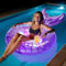 MoKo Schwimmring mit Lichtern für Erwachsene, Aufblasbar Schwimmreifen mit Becherhaltern und Griffen, Schwimmer in Form eines Meerjungfrauenschwanzes mit LED-Beleuchtung, Partydekoration, Lila