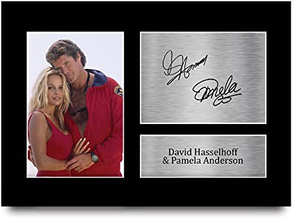 HWC Trading A4 David Hasselhoff & Pamela Anderson Baywatch Geschenke Gedruckt Signiert Autogramm Bild Für Fernsehshow Fans