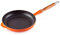 Le Creuset, Poêle en Fonte Émaillée avec Manche en Bois, Ronde, Ø 24 cm, Compatible avec Toutes Sources de Chaleur (Induction Incluse), 2.59 kg, Volcanique