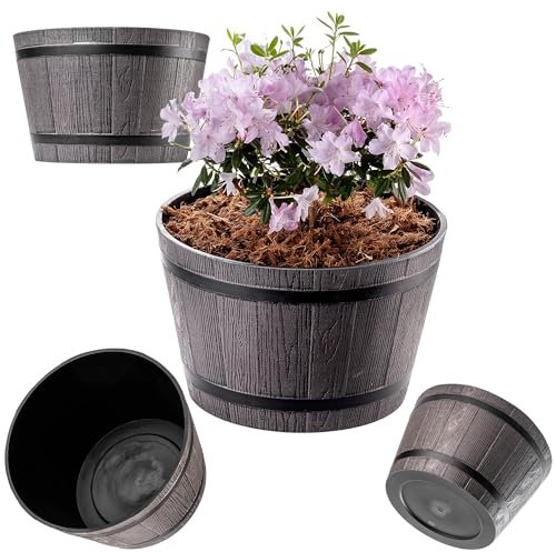 KADAX Pflanztopf im Holzfass-Design, ø 30 cm, aus wetterfestem Kunststoff, für Garten, Terrasse & Balkon, dekorativer Blumentopf, Blumenkübel oder Übertopf, Braun, Teich mit Wassereimer