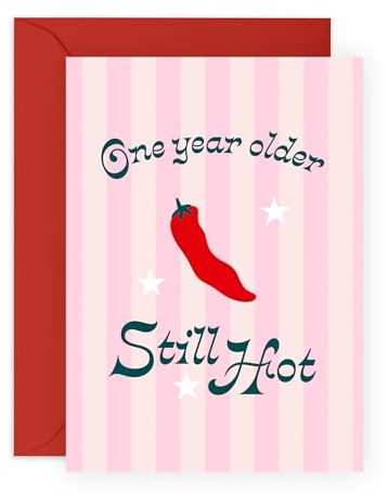Lustige Geburtstagskarte für Sie und Ihn - One Year Older, Still Hot - Lustige Grußkarte für Freund, Freundin, Partner, Paare, Baby, Freunde, BFF, Bestie - Spicy Chili Pepper - Kommt mit Aufklebern