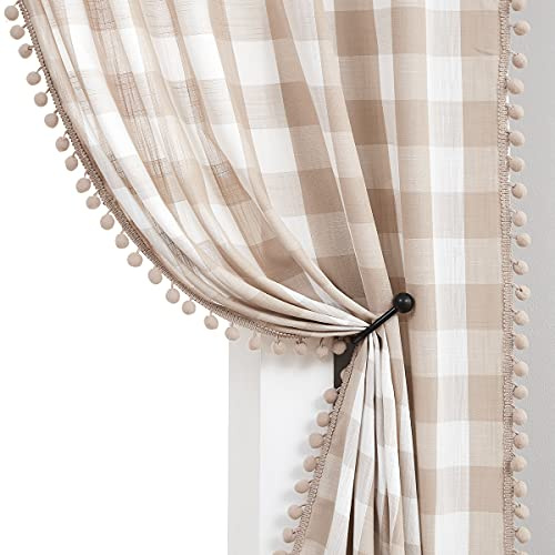 Treatmentex Hellbraune Buffalo Plaid Vorhänge Pom Fenster für Wohnzimmer Schlafzimmer rustikales Bauernhaus Gingham Karomuster halbtransparente Fenstervorhänge, Taupe Weiß Rod Pocket 2 Stück