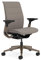 Steelcase Think Glow Up Ergonomischer Bürostuhl mit LiveBack Lumbalstütze, 4D-Armlehnen, nachhaltigem Design Trüffel