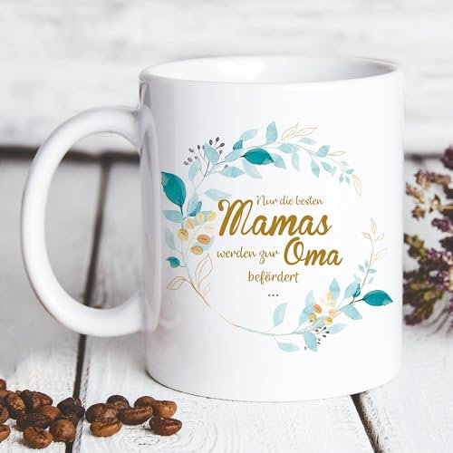 Wandtattoo-Loft Mutter Geschenk Tasse, Keramiktasse mit Blumenkranz & Schriftzug Nur die besten Mamas werden zur Oma befördert, 300 ml, gänzend – spülmaschinenfest, Kaffeetasse für Mama, Mama Tasse