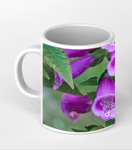 deyoli violetter Fingerhut als Motivetasse Panorama 300ml, aus Keramik weiß, wunderbar als Geschenkidee oder ihre Neue Lieblingstasse