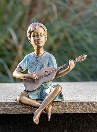 IDYL Bronze-Skulptur Junge mit Einer Gitarre | 19x14x11 cm | Kinderfigur aus Bronze handgefertigt | Gartenskulptur oder Wohnbereich-Dekoration | Hochwertiges Kunsthandwerk | Wetterfest