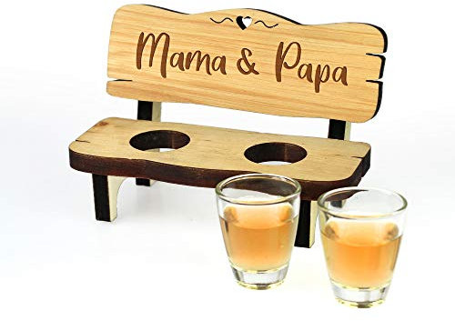 Casa Vivente Schnapsbank und 2 Shotgläsern mit Gravur für Mama und Papa, Dekoratives Schnapsbankerl als Geschenkidee zum Vatertag und Muttertag