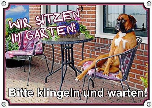 Petsigns Fun Schild - Gartenschild mit Deutschem Boxer - Hund sitzt auf Terrassenstuhl - Wir sitzen im Garten, DIN A5