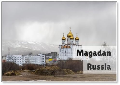 Stadt Magadan, Region Magadan, Fernost von Russland, Blick auf die Dreifaltigkeitskathedrale, Regenwetter, es gibt Wolken am Himmel, Kühlschrankmagnet