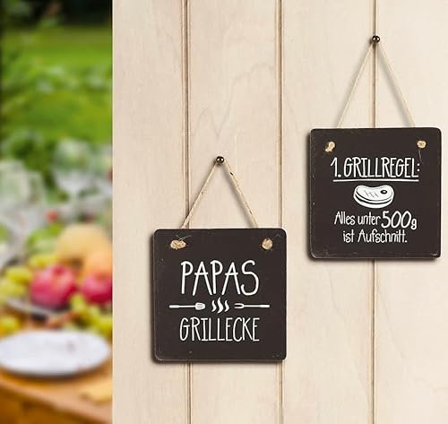 CULT at home 2- teiliges Set Grill Geschenke für Männer – 2 x Schiefertafeln klein mit Grill Spruch für Grillecke – Schiefer Deko Schild Grillen Gartenhütte Deko für draußen