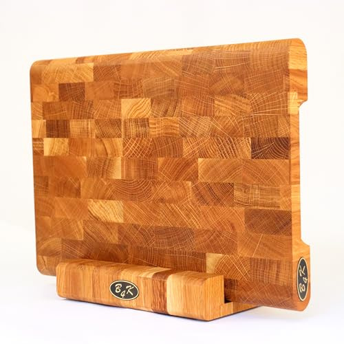 B4K® Schneidebrett 35 × 25 cm aus Eichen-Stirnholz Inkl. Ständer | Hackblock mit Ständer, Abgerundete Kanten, Rutschfest mit Silikonfüßen, Griffmulden, Ideal für Küche & BBQ