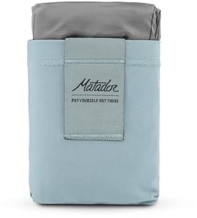 MATADOR Pocket Blanket 4,0 - Blau (Sitzplätze 2-4); Ultraleicht Picknickdecke mit Pflöcken; Faltbare Picknickdecke für Trockenes Sitzen; Stranddecke Sandfrei für Konzert, Wandern, Camping