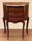 Casa Padrino Barock Nachtkommode Dunkelbraun Intarsien/Gold - Handgefertigte Massivholz Kommode im Barockstil - Antik Stil Nachttisch - Beistelltisch mit 3 Schubladen - Barock Möbel