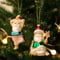 Amanman Glas-Weihnachtsschmuck 2024, 2 Stück, handbemalt, geblasenes Glas, Yoga-Weihnachtsmann-Ornamente für Weihnachtsbaum, niedliche Yoga-Weihnachtsdekoration