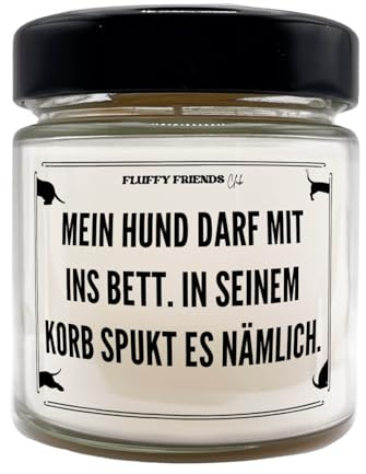 Duftkerze mit lustigem Spruch für Hunde Besitzer | Handgemacht in Deutschland aus Sojawachs | Geburtstagsgeschenk | Geschenk Hundehalter | Vegan | Mein Hund darf mit ins Bett | 300 ml |Süße Verführung