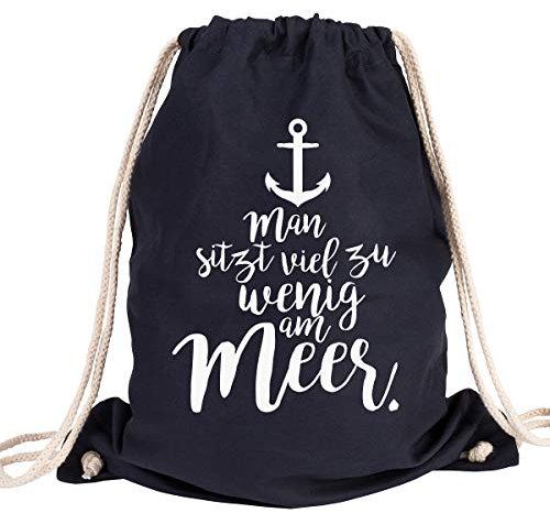 JUNIWORDS Turnbeutel - Wähle ein Motiv & Farbe - Man sitzt viel zu wenig am Meer (Beutel: Marine Blau, Text: Weiß)