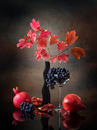adrium Acryl-Bild 30 x 40 cm: Modernes Stillleben mit Granatäpfeln, Weintrauben und Herbstblättern auf dunklem Hintergrund. (193858116)