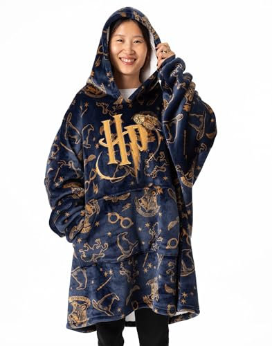 Harry Potter Damen tragbarer Decken-Hoodie | Grauer Kapuzenpullover für Erwachsene mit Hogwarts-Grafik im Allover-Print | Einheitsgröße, Sherpa-gefütterte Loungewear mit Taschen
