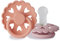 FRIGG Fairytale Schnuller 2 Packung | Silikon Schnuller | BPA-Frei | Hergestellt in Dänemark | Symmetrischer Sauger in Kirschform| (Pretty In Peach/Primrose, Größe 2 (6-18 Monate))
