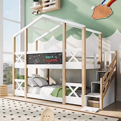 Becag Kinderbett 90x200 cm Etagenbett für 2 Kinder, Baumhaus Hochbett mit Tafel, Treppe mit Speicherung, Hausbett Holzbett Bettgestell mit Rausfallschutz und Lattenrost, Ohne Matratze, Natur & Weiß