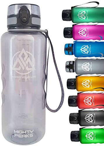 MIGHTY PEAKS Große Sport Trinkflasche 1,5 liter auslaufsicher 1.5 l-Fruchteinsatz Fruchtsieb Gym Sportflasche Fitnessstudio Crystal Clear-BPA frei-Wasserflasche 1.5l Grau
