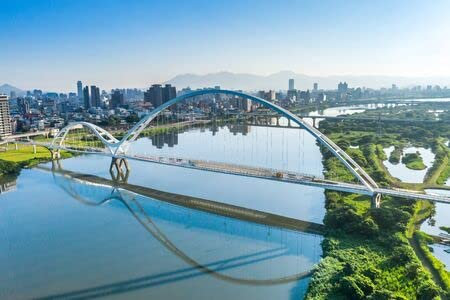 Acryl-Bild 140 x 90 cm: Crescent Bridge - Wahrzeichen von New Taipei, Taiwan mit schöner Beleuchtung am Tag, Luftaufnahmen in New Taipei, Taiwan.(127824304)