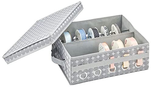 mDesign Aufbewahrungsbox für Geschenkbänder – Sortierbox mit 2 Fächern, 2 Stangen und 10 Öffnungen zum Abrollen der Schleifenbänder – Ordnungsbox mit Griffen und Deckel aus Kunstfaser – grau