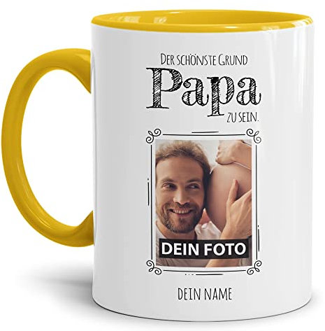Tasse mit Spruch - Der schönste Grund Papa zu sein - Personalisierbare Keramiktasse mit Namen und Foto - Geschenk Papa - Innen & Henkel Gelb, 300 ml