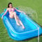 Aufblasbare Sonnenliege mit Sprinkler, 198,1 x 121,9 cm, Pool-Schwimmer für Erwachsene mit Kissen, 3-in-1 aufblasbares Sonnenbett, Sonnenwanne, Floß, Floatie für Pools, Strand, Hinterhof
