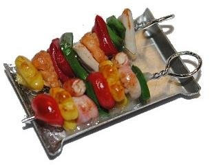 alles-meine.de GmbH Miniatur - Schaschlik auf Platte Fleischspieß/Schaschlikspieß - Puppenstuben Küche - Maßstab 1:12 - Gemüse - Diorama/Spieß - Fleisch Braten - Grill/Mini..