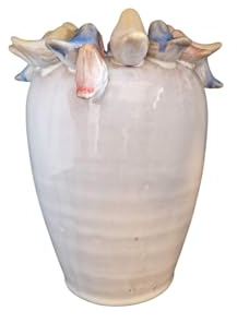 degawo Weiße Steingut Vase mit Vögelchen am Rand - 18 cm hoch - zarte Farbdetails in Gelb, Blau und Rosé - stilvolle Deko für Tisch, Fensterbank oder als Geschenkidee