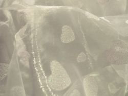 Organza Stoff weiß mit Glitzer Herzen Meterware