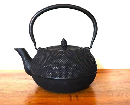 Palatina Werkstatt ® Grande théière japonaise fabriquée à la main en fonte de qualité supérieure Noir/or 1,8 l