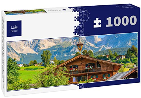 Lais Puzzle Typische Holz-Alpenhaus gegen Alpen Berge Hintergrund auf grüne Wiese in Going am Wilden Kaiser Dorf auf sonnigen Sommertag, Tirol, Österreich, Panorama 1000 Teile Panorama