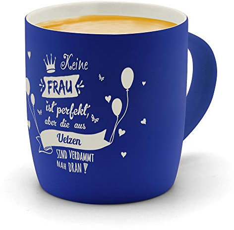 printplanet - Kaffeebecher mit Ort/Stadt Uelzen graviert - SoftTouch Tasse mit Gravur Design Keine Frau ist Perfekt, aber... - Matt-gummierte Oberfläche - Farbe Blau
