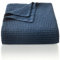 CHUFFED 100% Baumwolle Decke 270x 230 cm, Weiche und Atmungsaktive Tagesdecke, Waffelmuster Leichte Decke als Sofadecke Couchdecke, Weich Kuschelige Wohndecke Wohnzimmer, Sofa Couch Navy