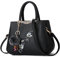 VARLIVOO Handtasche Damen Mittelgroß Elegant Taschen mit Blumenstickerei Leader PU Henkeltasche Frauen Schultertasche Shopper Mit Plüschanhänger fur Reisen Büro Einkauf Schwarze A