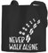 Jutebeutel Never walk alone Hund Pfoten Hundepfoten Pfotenabdrücke Hundebesitzer Baumwolltasche Stoffbeutel Tragetasche Moonworks® schwarz 2 lange Henkel