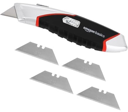 Amazon Basics Resistente taglierino retrattile ergonomico e lama bloccabile in 3 posizioni e 4 lame di ricambio da riporre nell’apposito alloggiamento integrato, Grigio