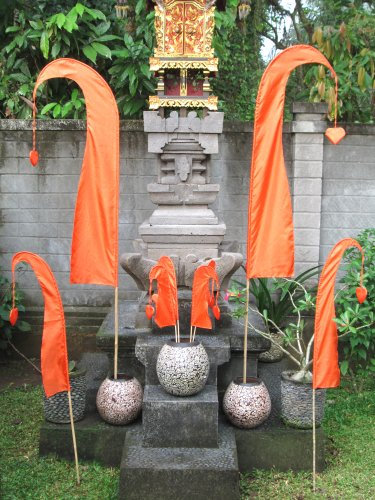 Balifahnen | MIT STANGE | viele Farben | 55 cm | aus echtem Satin | Originale Umbul Fahnen (dunkelorange)