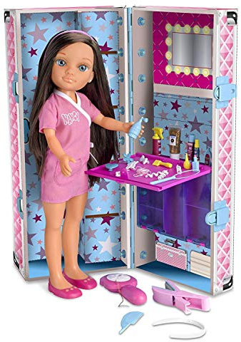 Nancy - Mi maletín de Peinados, muñeca con el Pelo Largo Morena, Set de peluquería con una Plancha de Juguete y Purpurina para Hacer mechas en el Pelo, niña y niño 4 años, Famosa (700014265)