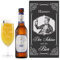 Herz & Heim® Geschenkset für Männer - Pilsglas graviert mit Flasche Bier in Geschenkbox - Der Schöne und das Bier - Geschenk für Vatertag oder Geburtstag (Bitburger 0,0 alkoholfrei)