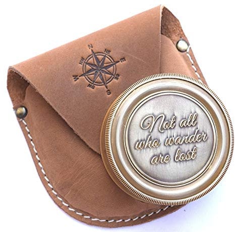 Bussola antica con scritta in inglese Not All Who Wander Are Lost, in ottone inciso, con custodia in pelle, bussola pirata, strumento di navigazione magnetico