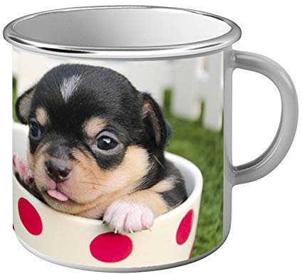 Fabulous Mug Métal Tasse Minuscule Chiot Noir Marron et Tâche Blanche Tire la Langue dans une Tasse Blanche à Pois Rouges dans Jardin Animaux